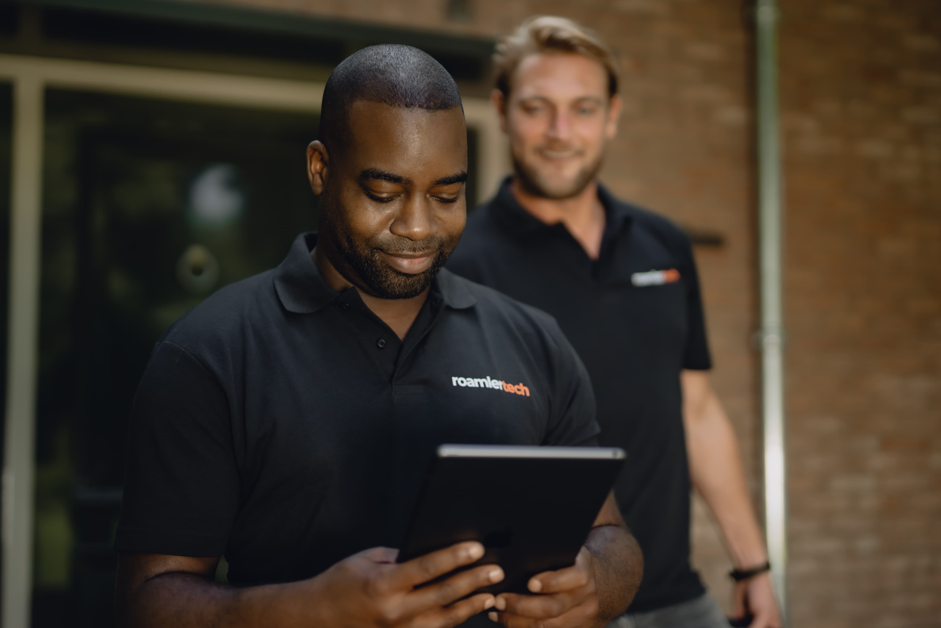 Two Roamler Tech assemblers discussing a job